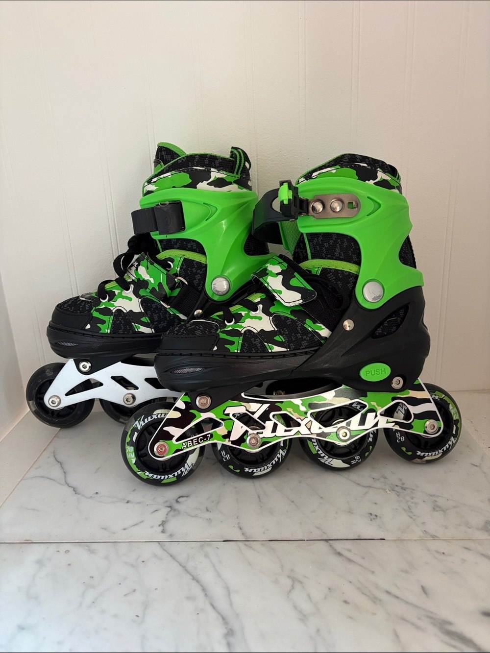 Kuxuan Kids light up Adjustable Size Inline Skates Rollerblades Size M 4-6.5 Y E